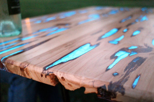 digitalramen:   This video shows how Mike Warren created his “Glow Table” by filling in 