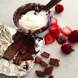 kitchenrevelry:   Strawberry Yogurt Pops  1 1/2 cups greek yogurt 2 cups sliced strawberries 1 Tbs balsamic vinegar 1 Tbs agave 1 dark chocolate bar, broken into chunks In a large bowl combine strawberries, vinegar, and agave, mix well. Layer in yogurt