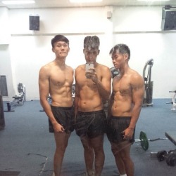 fuckyeahdragonboaters: fuckyeadragonboaters: A couple of NDU boys taking selfies in the gym.   Mmmmhmmm…*approve* 