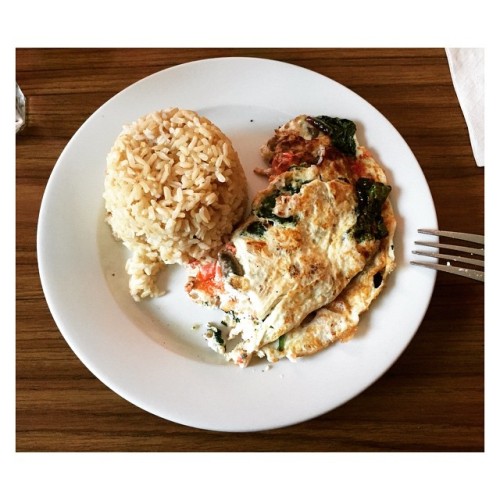 Egg white omelette with spinach, mushrooms, onions, tomatoes and chicken. Side of brown rice, which 