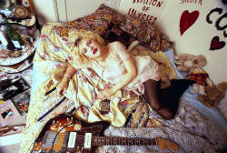 missisanfi:  Pregnant Courtney Love photographed