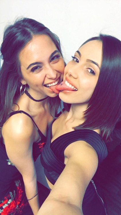 forwardgalaxynow:  official-riley-reid:  via twitterOfficial Riley Reid  Tongue fight!