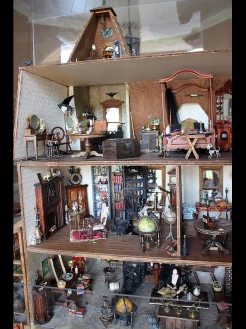 sacre-phantasm:Haunted doll houses. Awesome!A lovely collection of other miniature haunts.