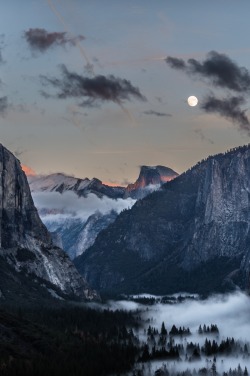 dr4gonland:  Veil over the valley by Santiago 