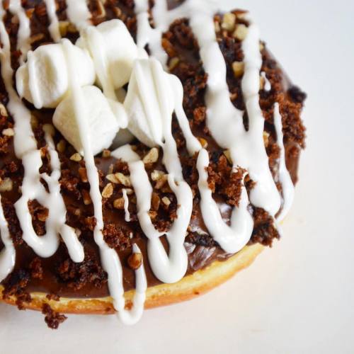 I&rsquo;m not really into messy donuts but how do you make a Mississippi mud pie donut look neat