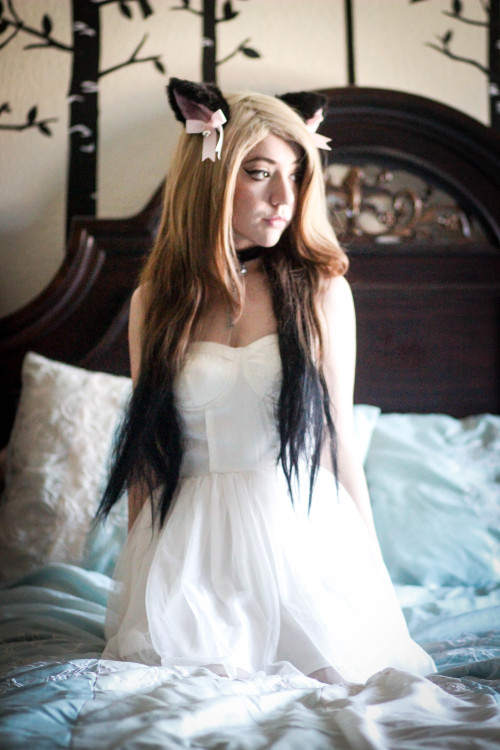 jeepers-reapers:  Pictures from our mini shoot today in the bad lighting of my bedroom Model: boundbyleatherandinkMew~ 