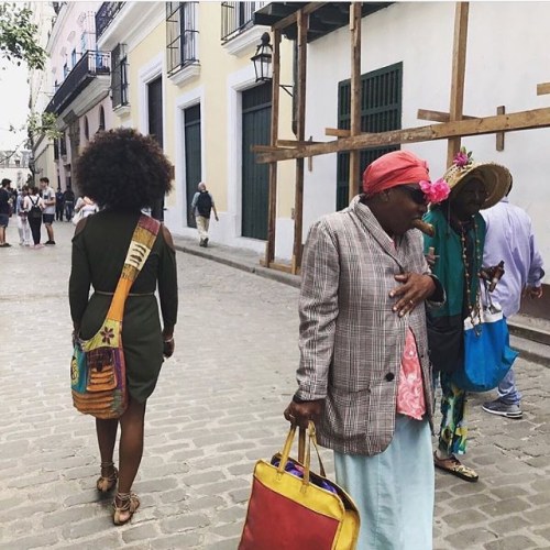 Walking down the streets of #OldHabana &amp; saw these gawgess colorful Cuban ladies smoking the