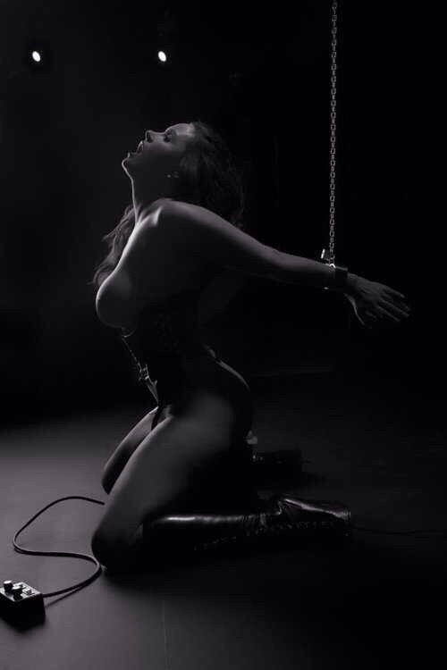Porn bodhimstr:  Chained Strappado with sybian. photos