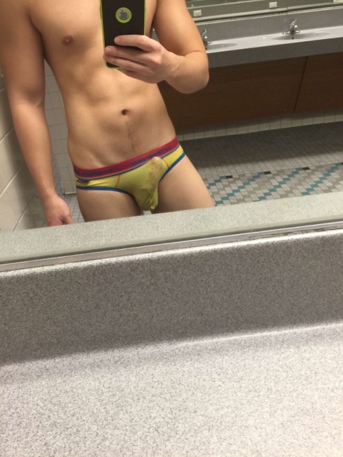 boyfriendunderwear:  Hot submission by one of our fans:  “AC’s at the gym”  @friskycollegebi