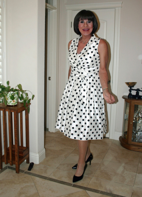 donnastmarten:My 1950′s housewife look.