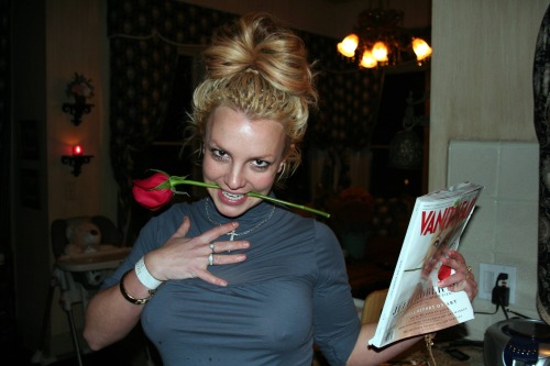 littlehookerofgaga: Britney Spears posing with Vanity Fair Magazine(2007)