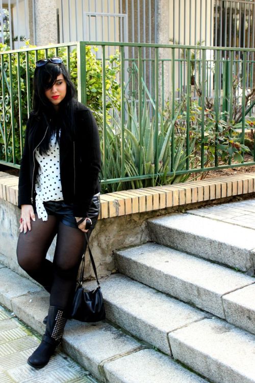 (via Just For Real Girls: Outfit - Topos en blanco y negro)