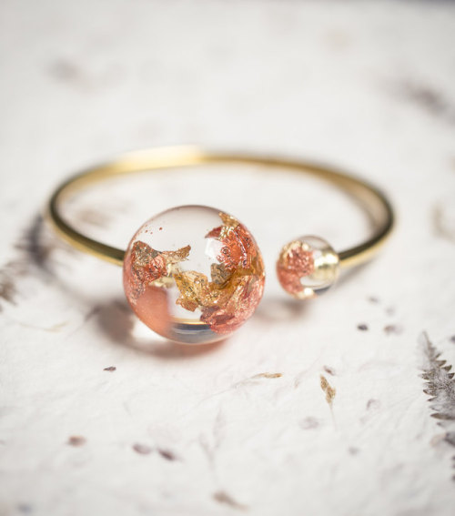 wordsnquotes:culturenlifestyle:Elegant Resin Rings with Gold & Silver Encapsulated FlakesIndie b