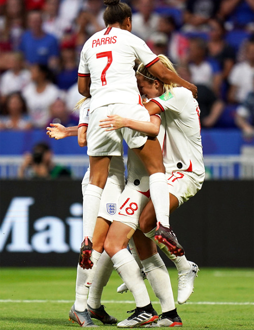 Ellen White celebrates her goal with teammates during the match vs. USA