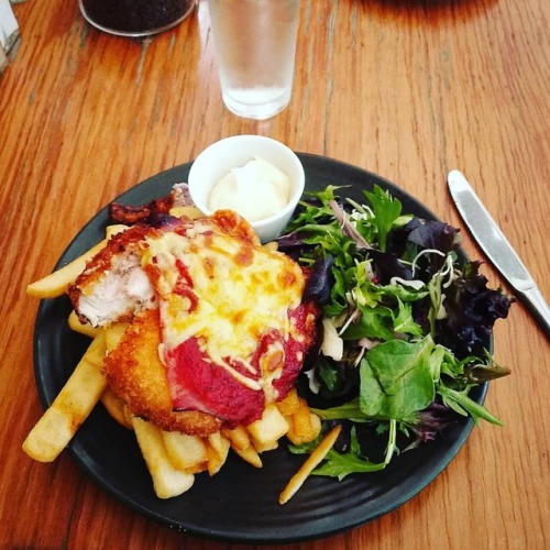 Chicken parmi! #inlatex #nominom (at Holgate Brewhouse) www.instagram.com/p/BnkbIuBnzGG/?utm