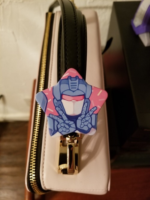 soundwave-and-cassettes:  wonderingypsy18: soundwave-and-cassettes: My Soundwave bag <3  😵😮😐 Where Soundwave charm? Want. Need. NOW.  Right here