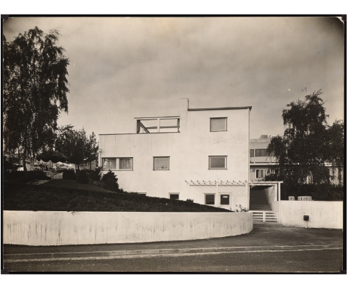 Hans Poelzig, works for Weissenhof Estate, 1926-1927. Single family, two-story home with a winter ga