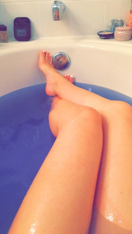tiny-twinkle-toes:  I’m obsessed with taking pictures of my feet in the bath, idk why lol 💙👣
