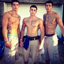 musculo-duro:  For more? http://musculoduro.com.br  The one in the middle and the one to the right in the picture 💁😏