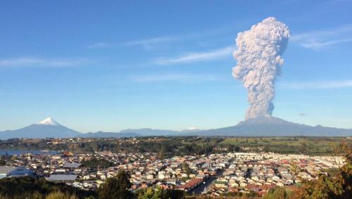 chupamelo-y-disfrutalo:  cosa-rara-yo:  migeo:  Eruption of Calbuco volcano, southern ChileHappened today, minutes ago, totally unexpected. Taken from the city of Puerto Varas, Chile.More info and images (in spanish)Photos: Raúl Palma (@raulpalma) 