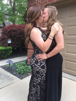 lesbianrus:Prom with my beautiful baby