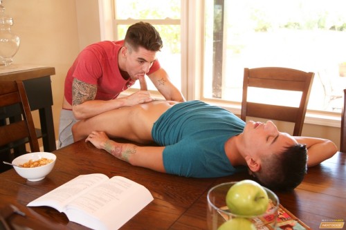 jaygordon1981:  To see more of this scene, or more guys like this, click the photo!
