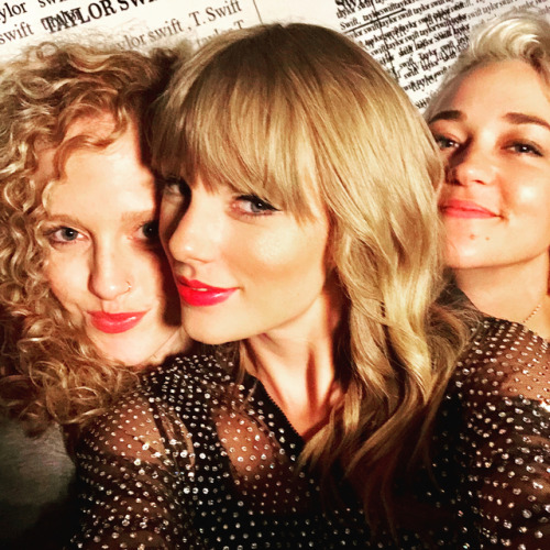 bananaofswift13: abigail_lauren : And here’s to my reallllll friends