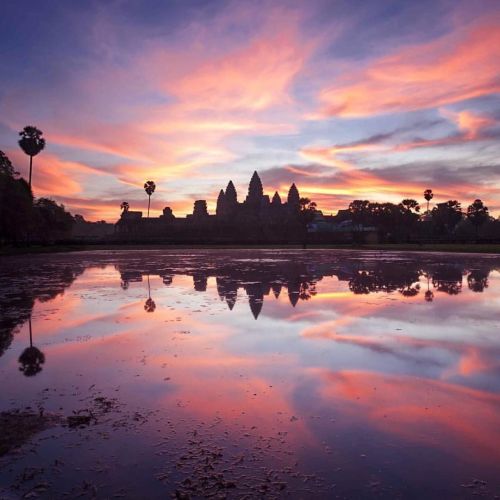 This time last year I spent a month traveling #Thailand and #cambodia – repost from @passionpassport Photo is from one of the most beautiful places I’ve ever watched a sunrise, #angkorwat #seimreap by wendyfiore