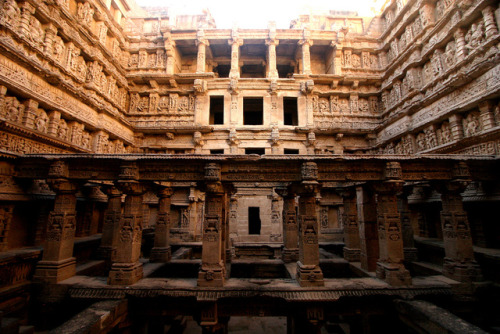 Rani ki Vav, Stepwell from Gujarat, photo by Retlaw Snellac