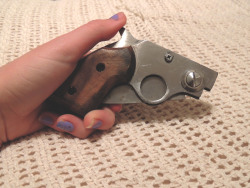juliaew: plutoprty:  Found this gun knife and finally became my aesthetic   heart eyes all over the place 