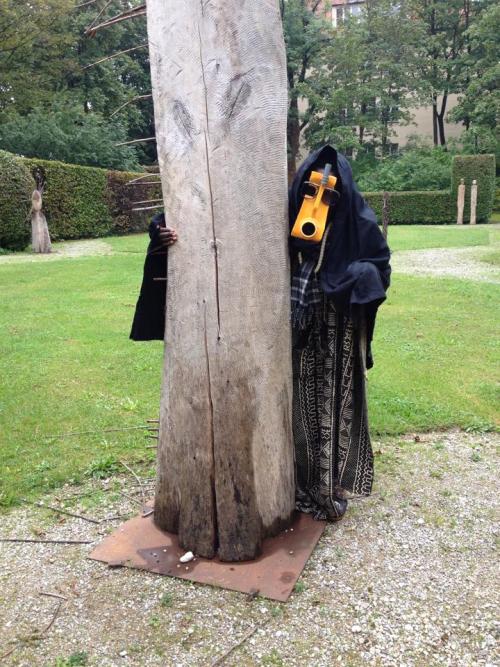 accrawalkintours:
“ - Homecoming -
A performance installation by Contemporary Ghanaian artist Serge Attukwei Clottey @afrogallonism at the opening of European monument day at mohr-villa global art local view , Munich Germany.
Photo By: Yao Ladzekpo
”