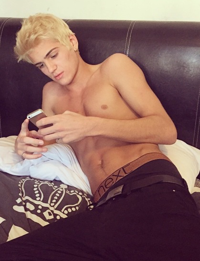 male-celebs-naked:  Daniel JSee more here
