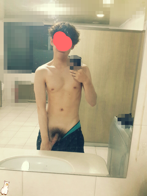 mykinkygaylifeinseoul:  koreaboysbody:  순순히 팔로우하시지?!  Why can’t I walk into a public washroom to find this? I would help him take his pics! 