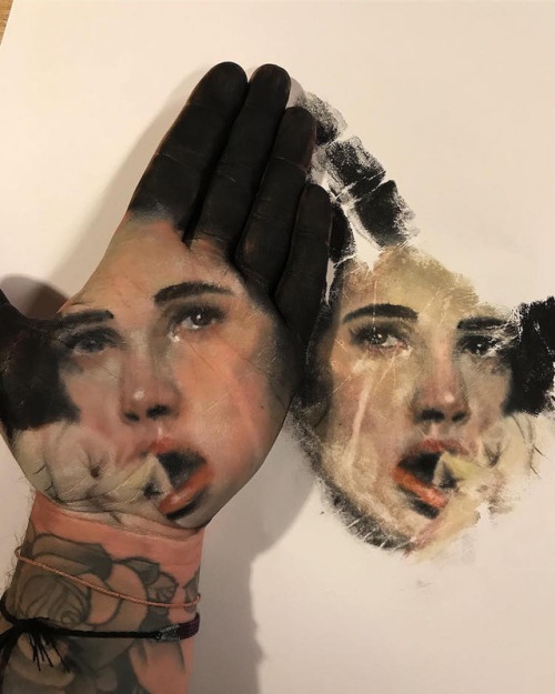 mymodernmet:Artist Creates Striking Prints of Realistic Portraits Using His Hands as Stamps