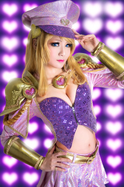 league-of-legends-sexy-girls:  Lux Cosplay