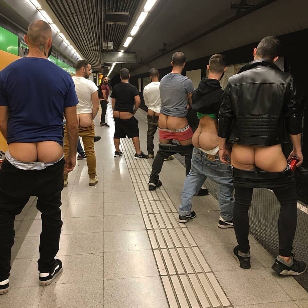 bonermakers:  butt-boys:  Mooning the subway. porn pictures