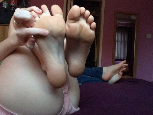 rlentz95:i-hate-the-beach:For my feet fetishistsSo adorable!