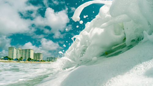 nevver:  Shore break, Alex Beker 