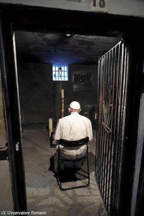 cappiestuff:Pope Francis prays in the cell of St. Maximilian Kolbe