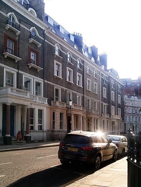londann:  London, South Kensington,  somewhere near Knightsbridge. 