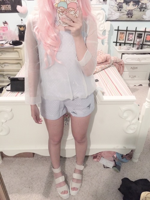 maidosama:Little twin star case matches my outfit :)Keep reading