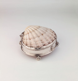 detournementsmineurs: Box with shell in silver and scallop shell, England, circa 1600-25. 