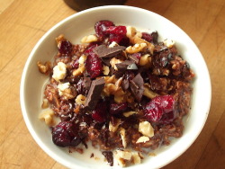 garden-of-vegan:  chocolate oatmeal with