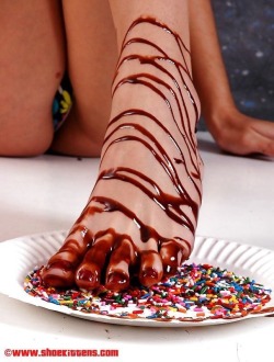 :footfetishdreamss:Dessert anyone ? 🍫🍪🍩🍦🍭🧁Let me know if any of