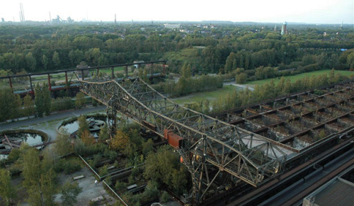 the-past-is-too-small:Parque Duisburg Nord, para la IBA de  Emscher Park.1991, Peter y Annaliese Lat