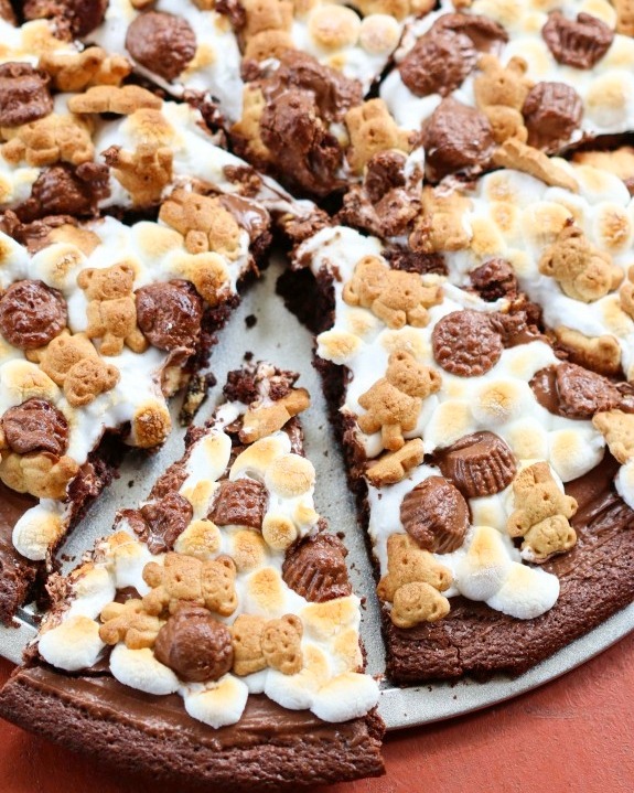 sexistobeexpected:  nom-food:  Dessert pizza  TEDDY GRAHMS!!! 