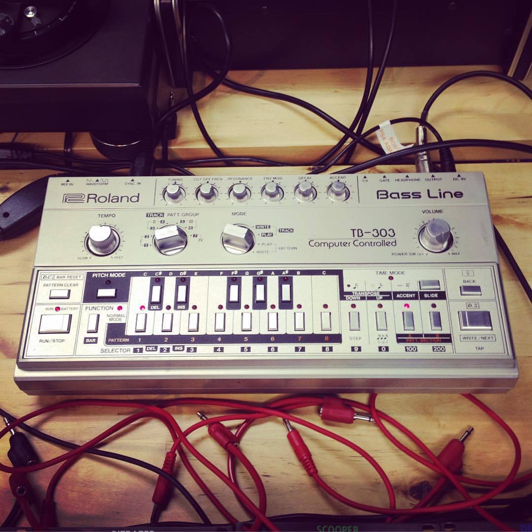 justastudio:  showfive:  コレガ オリジナルカァ〜 #ROLAND #TB303 #ACIDhouse