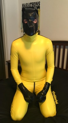 sfrubberboi:  Wruff! Wruff! 🐶 Got to try out my new yellow catsuit! Thanks to @castrokink for taking the pics! 