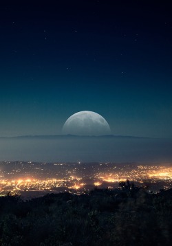 travelingcolors:  Moon on the horizon, Santa Barbara | California (by A. Klioutchnikov)(Website | Facebook | Twitter) 