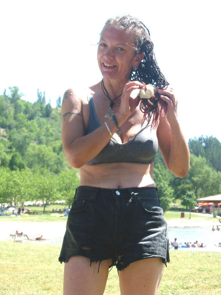 likethemaverage:A sexy mature female with large tits and a curvy sexy body  thanks